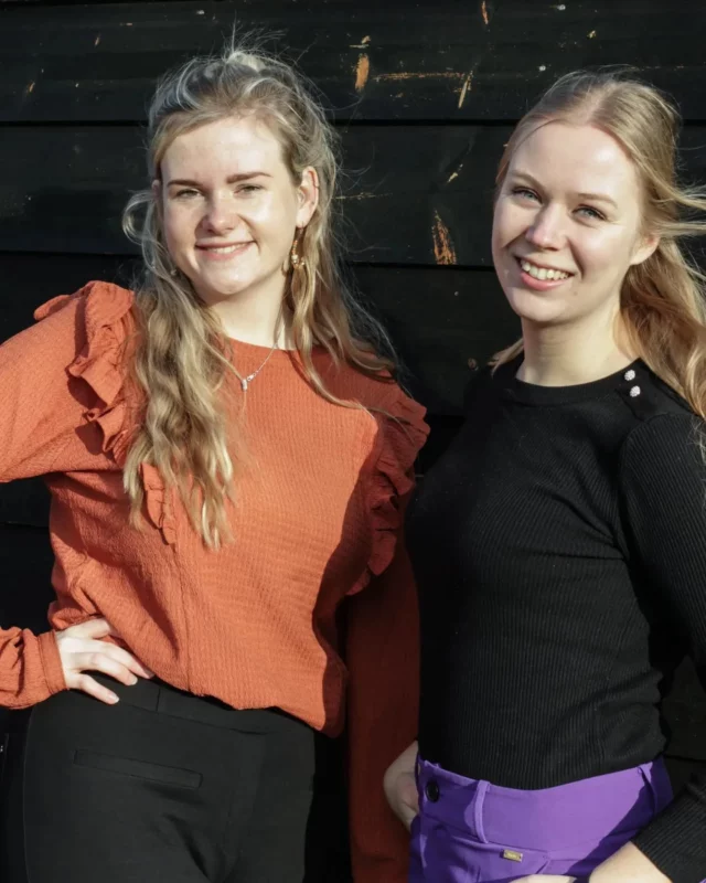 400 folgers!

Dêr koenen wy in goed jier lyn allinne mar fan dreame! Wat bart der dan in soad yn in jier. Mear publisiteit foar meartaligens en it Frysk, ûnderwiis materiaal, deiritme kaartsjes, tips en tricks, fisitekaartsje, ús eigen banner en sels de earste workshops. Wat binne wy hjir tige grutsk op! ❤️

Heech tiid om ússels wat better oan jim foar te stellen. Want... wa binne no eins de froulju achter @defryskejuf?
Wy binne Suzanne (links) en Rinskje (rjochts). Wy kinne elkoar al mear as 20 jier en binne al lang hiele goeie freondinnen. Wy binne opgroeid yn it selde doarp boppe Dokkum en wenje no in oantal jier, op krûp ôfstân fan elkoar, yn Dokkum. Wy sporte tegearre, spylje beide by Brassband UDI út Easternytsjerk en binne gek op feestjes wêr't dûnse wurde kin. Nei jierren tegearre it selde bybaantsje dien te hawwen, wurkje wy no beide as 'juf' yn it ûnderwiis. Dêrneist diele wy ek ús passy foar it Frysk en meartaligens. Suzanne is neist learkrêft yn it basisûnderwiis ek ôfstudearre en wurksum as Dosint Frysk en Rinskje is meartaligens/taalkoördinator. 

Mei in kop tee of in goed glês wyn dogge wy graach spultsjes en hawwe wy it oer fan alles en noch wat. Sa is ek it idee foar dit akkount ûntstien. De reden dat wy dit akkount in goed jier lyn begûn binne? Oare learkrêften ynspirearje en motivearje om harren ûnderwiis ek meartalich te meitsjen. Want ús Fryske taal.... dy mei nea ferlern gean, dêr meie wy grutsk op wêze en dat moatte wy oerbringe op de folgjende generaasjes. 

Op nei noch folle mear folgers, mylpeallen, dreamen, materiaal, workshops en foaral entûsjaste learkrêften en bern foar it Frysk! 🥰

Leafs,
Suzanne & Rinskje

📷 @elientsje
