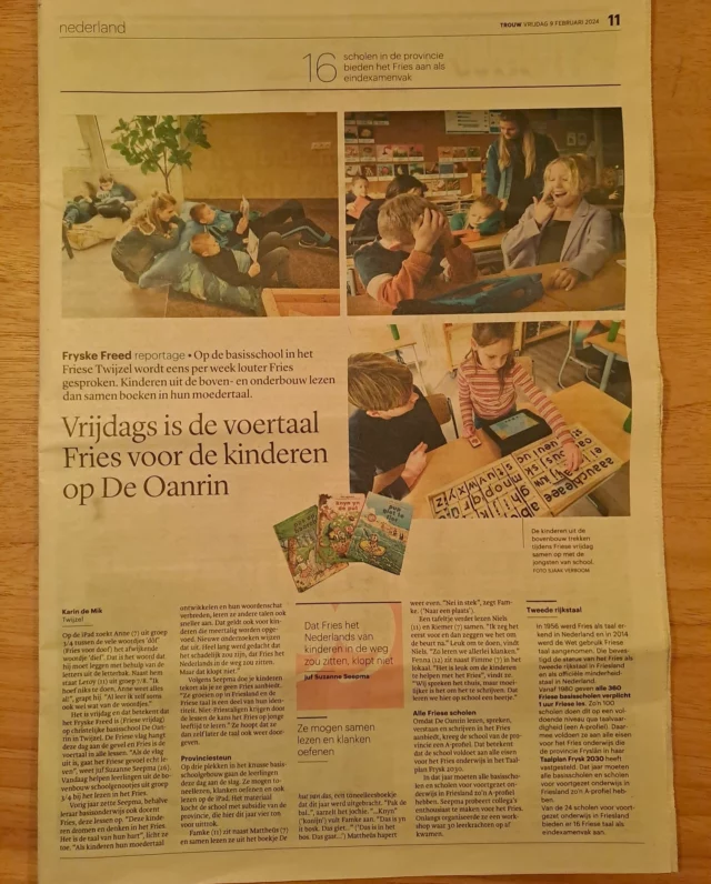 YN IT NIJS | Suzanne stiet hjoed mei in artikel oer Frysk lêsûnderwiis yn Trouw. Hiel grutsk dat wy no ek de lanlike krante helle ha! Sa tankber foar alle kânsen om Frysk  ûnderwiis te promoatsjen en goed del te setten. 🍀 Sjoch foar it hiele artikel yn ús ferhaal of hichtepunt. #trouw #fries #onderwijs #meertaligheid #moedertaal #taalvanhethart