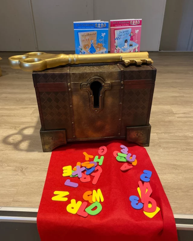 Teäterlêsboeken | Op freed 14 juny waard yn Surhústerfean in prachtige rige nije Fryske teäterboeken presintearre. Skriuwsters @lidadijkstra en Lizzy van Pelt ha de boeken skreaun, se binne der yn it Fryske en it Nederlânsk. De teäterlêsboeken binne geskikt foar de learlingen út groep 4, 5 en 6. Rûn de Berneboekewike sil der noch in titel ferskine. Wat in machtich moaie oanwinst foar yn de klasse. #meertaligheid #theaterlezen #frysk #frysklêze #taalplan2030