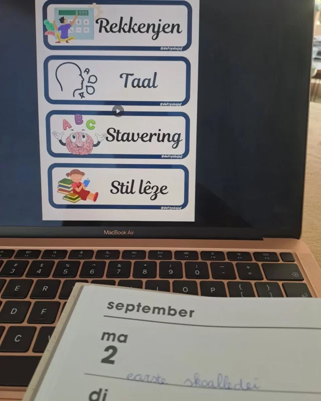 In nij skoaljier 👩🏽‍🏫🧑🏽‍🏫
Binne jim ek alwer drok dwaande mei de tariedingen?
Dizze deiritmekaartsjes mei dit jier seker net ûntbrekke yn dyn klaslokaal! 
Se binne trijetalich! Fan elk kaartsje is der in Fryske, Nederlânske én Ingelske; sichtber meartalich ûnderwiis. Kinst kieze út blau of oranje. 
No, tegearre mei in moaie 'sykje yn dy't' oer de simmer, foar mar €1,00. Dus, wês der gau by en stjoer ús in DM. 
Op nei in moai, meartalich skoaljier! 

#defryskejuf #fryslan #school #skoalle #dagritme #deiritme #ûnderwiis #onderwijs #3TS #3talig #trijetalich #juf #meester