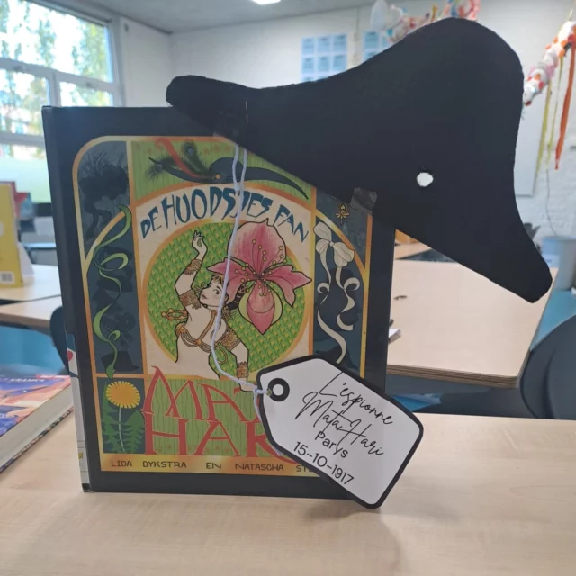 Kin in huodsje dyn libbensferhaal fertelle?
Wat kin in huodsje fertelle oer dyn libben?

Dizze fragen stienen sintraal yn de earste les by it boek 'de huodsjes fan Mata Hari' fan Lida Dijkstra. 
Nei it tinken, praten en diskusjearjen oer dizze fragen beseagen wy de etalaazje. Der leinen 11 huodsjes mei oan elk in label mei in namme, jiertal en in plaknamme of lân. Wat soenen dizze huodsjes ús fertelle? Wat soenen dizze huodsjes meimakke hawwe? 

It lêste huodsje makke yndruk, dêr siet in gat yn. Nei prachtige ferhalen en ideeën fan de bern kamen se derefter dat de etalaazje in tiidline wie. Dat alle huodsjes mei elkoar it libbensferhaal fertelden fan Margaretha Geertruida Zelle of te wol; Mata Hari!
Mei hieltyd in oare huodsje op fertelden wy it libbensferhaal fan út it eachpunt fan it huodsje. In yndrukwekkend ferhaal, oer rykdom, iensumens, fertriet en gefaar. 

It lêste haadstik, oer steek-mei-kûgelgat, lêsden wy foar oan de bern. Doe't it boek nei de lêste wurden 'en doe wie alles oer..' tichtslein waard koest in spjelde fallen hearre yn de klasse. Djip ûnder de yndruk fan it ferhaal binne se no dwaande mei it ûntwerpen en úteinliks meitsjen fan in eigen huodsje. Wat sil dat huodsje allegear fertelle?

#basisonderwijs #meertalig #3ts #defryskejuf #fryskyndeklasse #frysk #berneboek #onderwijs #bovenbouw #verhalen #betekenisvolonderwijs #clil