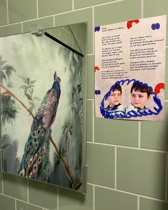 Poëzywiketip! Hingje ris in moai gedicht op de spegel fan it húske op skoalle. Dan ha de bern ek fuort wat om te lêzen by it hanwaskjen. #poëzieweek #meertaligheid #creatief #meartaligens #poezywike