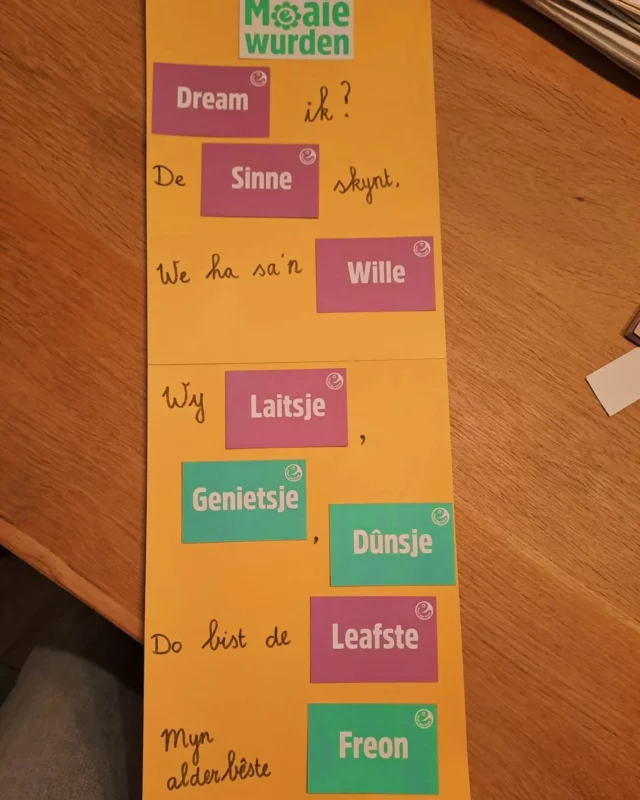 Wurkfoarmen poëzywike ❤️✒️📃
Hasto al mei poëzy dwaande west yn dyn groep?
De moaiste gedichten lêzen, prate oer dy moaie wurden en sinnen? 

Mar.. hasto ek poëzy makke mei de bern? Yn dizze post in oantal tips foar maklike wurkfoarmen! ✅️ 

❤️ Moaie wurden; meitsje in stapeltsje mei moaie, Fryske wurden (of brûk dizze kaartsjes!). Kies in oantal kaartsjes út en meitsje der in moai gedicht mei. Prachtich, al dy moaie wurden by elkoar. 🥰 

✒️ Nammegedicht; skriuw dyn namme fan boppe nei beneden en skriuw by elke letter in sin dy't begjint mei dy letter. Efkes kreatyf tinke, mar wat in leuke resultaten! 😍 

💄 Stiftgedicht; kopieer in side út in boek of tiidskrift. Jou alle bern in felle stift. Sykje yn de tekst nei moaie wurden, jou se in kleur en sjoch ris oan; dyn eigen stiftgedicht! 🤩 

1️⃣1️⃣ Alfke. It ferneamde alfke. In gedichtsje fan 11 wurden, mei in fêste opbou. Betink mei de bern in moai tema om alfkes oer te skriuwen. Yn hast alle groepen wol yn te setten! 

Folle wille! 📃🥰😍✒️