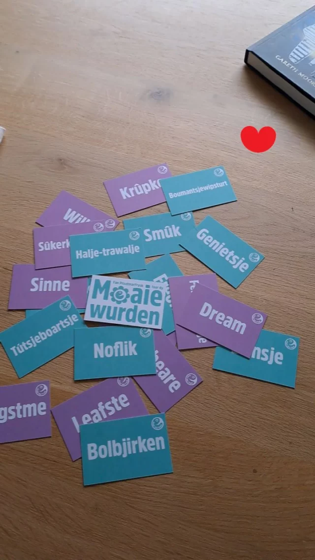 Hjoed is it de ynternasjonale dei fan de Memmetaal. 
Foar ús is dat fansels it Frysk! ❤️
Der binne sa folle moaie Fryske wurden. @praat_mar_frysk hat hjir dizze kaartsjes by makke. 

Wat fynsto it moaiste Fryske wurd? 😍