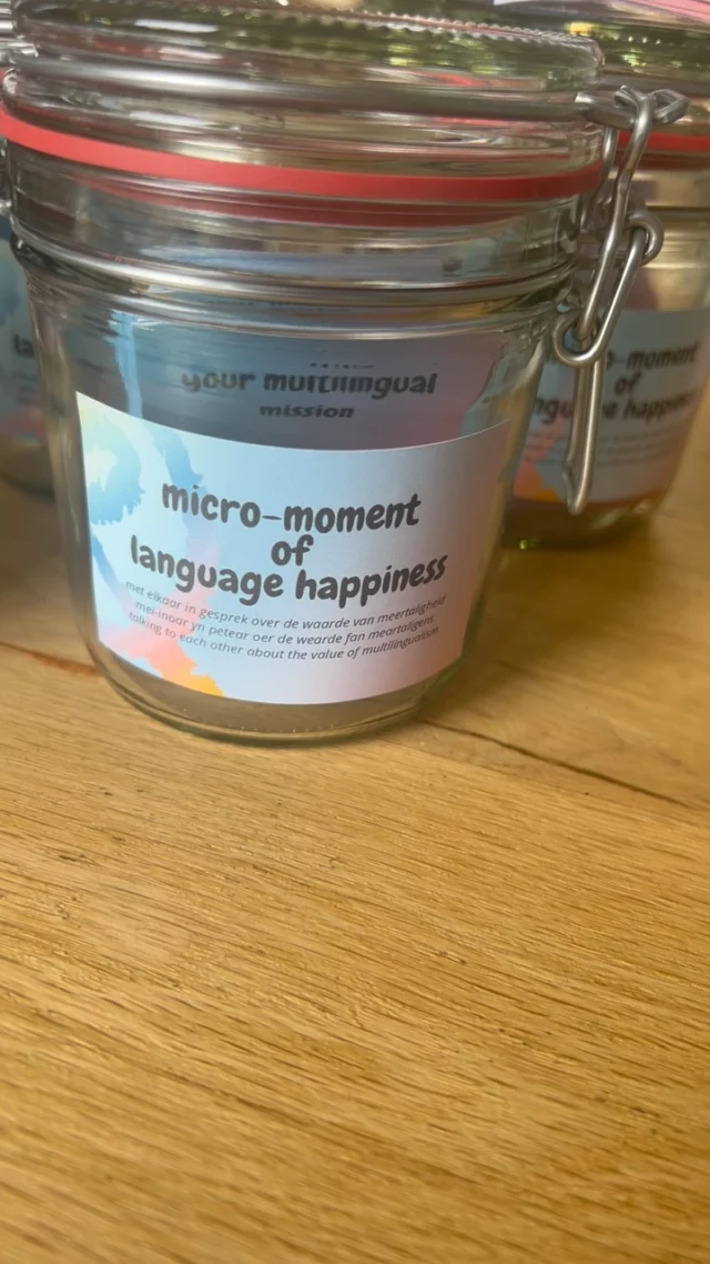 ✨micro-moment of language happiness ✨
In fleurige kletspot foar yn de teamkeamer - want goed meartalich ûnderwiis begjint by de learkrêft! 💬👩‍🏫 
Elkenien hat in taalferhaal. Moaie oantinkens, mar soms ek lestige. In ferfelende ûnderfining mei it Ingelsk, in ûnwis gefoel oer it Frysk… Dy gefoelens nimst (ûnbewust) mei de klasse yn.

💡Dêrom ûntwikkelen wy foar @roobol_onderwijs dizze kletspot fol lytse opdrachten en fragen. In leechdrompelige wize om mei kollega’s yn petear te gean oer plurilingual wellbeing - en mei-inoar te ûntdekken wat taal mei dy docht! 

🎉 In pot fol taalgelok foar it hiele team! 

Nei de simmer ûntfange alle Roobol skoallen sa’n prachtige pot. Ek benijd nei de opsjes foar dizze potten foar dyn skoalle of bestjoer? Stjoer gerêst in berjochtsje! 💕

#meertaligheid #defryskejuf #3ts #onderwijs #frysk #taalgeluk #gesprek #zomervakantie #basisonderwijs
