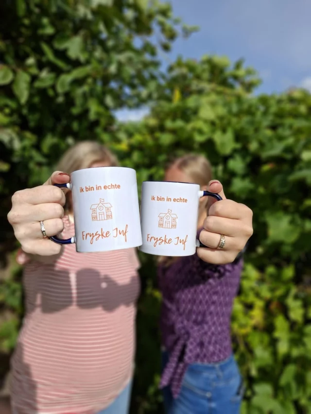 🎉 WINAKSJE! 🎉 Whoehoe! Wy hawwe de 600 folgers oantikke en dat fiere wy mei in leuke winaksje! 🥳
We jouwe net ien, mar twa echte @defryskejuf mokken fuort. Perfekt foar dyn favorite waarme drankje tidens de kâlde dagen. 🫖☕️🍂

Hoe dochst mei? 💛 Like dit berjocht 💬 Reagearje en tag ien dy’t dizze mok ek wol winne wol 📲 Diel dit berjocht yn dyn ferhaal en tag @defryskejuf

Meidwaan kin oant en mei 20 septimber, dêrnei meitsje we de winners bekend!

In soad súkses!🍀 
En tige tank foar it folgjen 💛

#onderwijs #ûnderwiis #winactie #theeleut #koffie #koffiestaatklaar☕️ #herfst #koffietijd☕️ #kofjetiid #winnen #likedeelwin #school #skoalle #meartaligens #proost #tsjoch #600volgers #love #leafde #liefde #photooftheday #giveaway #mok #theemok #tagjevrienden