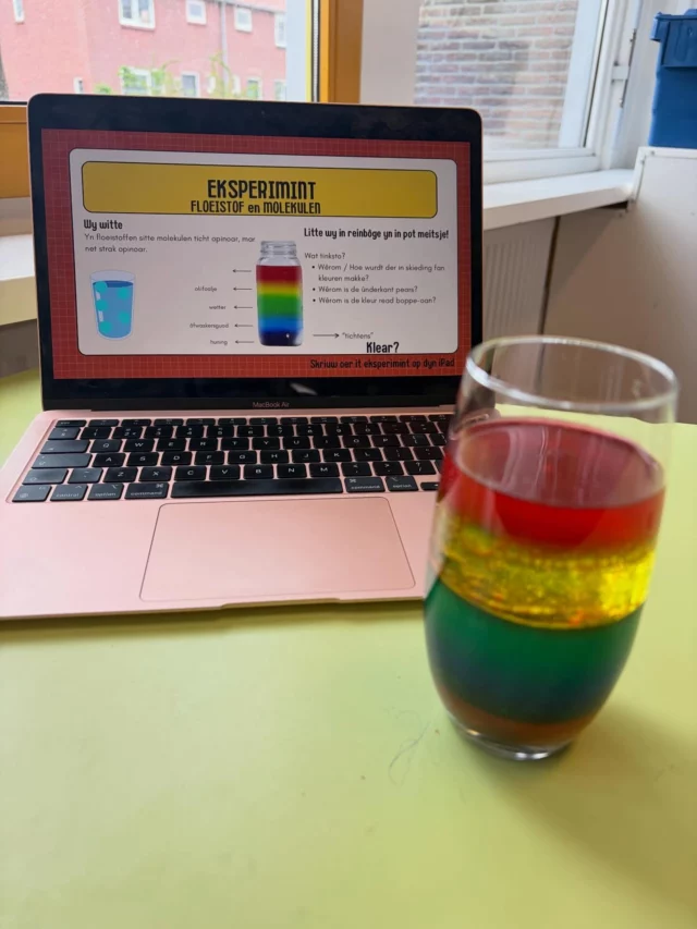 🌈✨ Frysk is in feestje yn dyn klaslokaal! 🎊 

Frysk + Skeikunde = 🔥
Wy hawwe yn it Frysk in proefke dien en dizze prachtige reinbôge makke. It wie in útdaging, mar it is slagge! 💪🏻 

Wat learst? 👩🏼‍🏫
💧de ferskate tastannen fan matearje
👩‍🔬 wat molekulêre tichtens betsjut
📖 en foaral.. écht goed en kritysk Frysk lêzen en goed gearwurkjen

Want… atst echt goed lêst, kinst dit sels meitsje! 😉

#frysk #ûnderwiis #fryslân #3ts #inspiratie